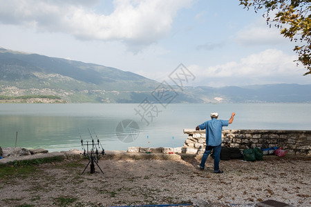 钓鱼户外希腊北部Ioannnana湖的渔民旅行图片