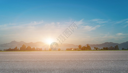 阳光清空的沥青路和日出天空美丽的自然景观背车辆交通图片