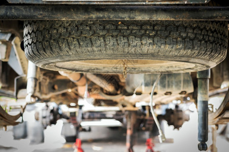 当一个轮胎漏气或破损时汽车在腹部下的橡胶零配件将发生改变车辆什么时候库图片