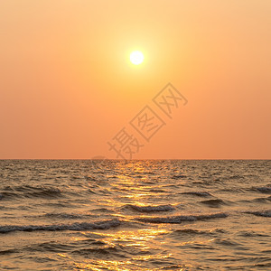 金的傍晚在海中夕阳将落下黄昏日图片