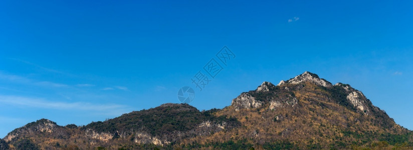 全景山地观在泰国兰芒MaeMoh煤矿的蓝色天空下泰国山地景观公园爬坡道早晨图片