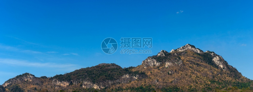 全景山地观在泰国兰芒MaeMoh煤矿的蓝色天空下泰国山地景观公园爬坡道早晨图片