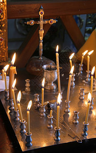 寺庙和平乌克兰正教堂燃烧蜡烛的群聚活动图片