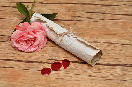 白色的邮件一卷纸绑在绳子上粉红玫瑰和三滴血一种图片