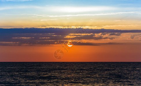 美丽的夏末夜黎明温暖的颜色和黑暗平静海晚橙夏天图片