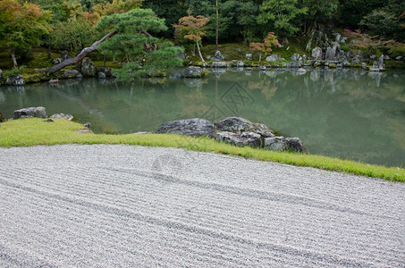 十月水日本花园带有湖泊和石田的日本花园公图片