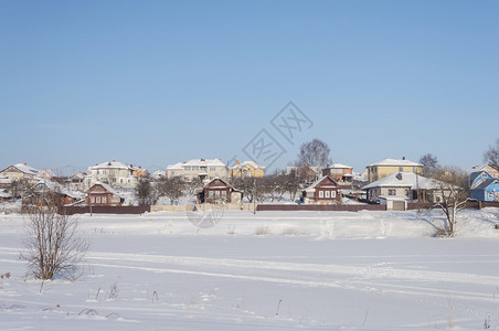 白色的舱俄罗斯弗拉基米尔河岸地区村庄Frozen河冷冻区冬季风景图片