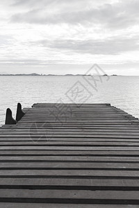 放松单调海洋尽头木桥的黑色和白图像孤独的心情自然木制图片