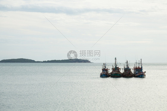 鱼海中渔船在清晨平静的海浪中天空开始于清晨景观海滩图片