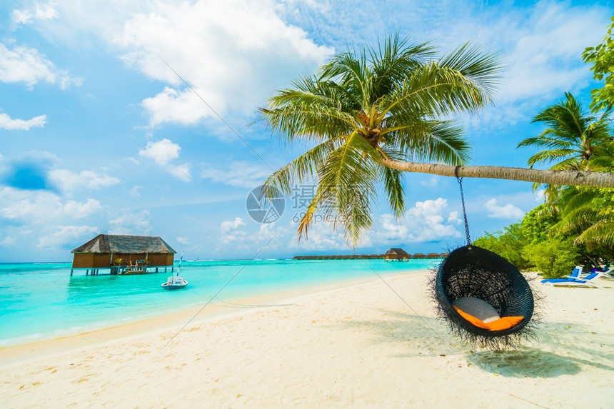 景观夏天美丽的热带海滩和滨马尔代夫岛蓝天上有椰子棕榈树推进色彩加工促图片