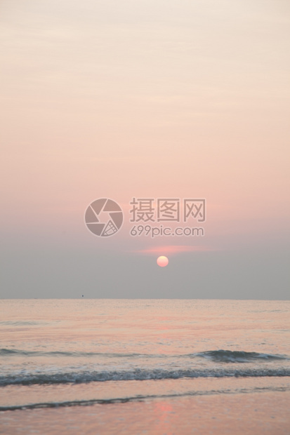 浪漫的红色傍晚在海中夕阳将落下黄色的图片