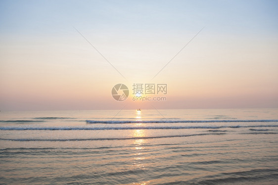 海浪景观傍晚在中夕阳将落下图片