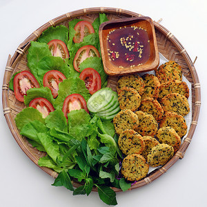 美味的最佳盘子越南素食品绿色豆派加沙拉番茄和酱汁吃素的香菜零食或早餐图片
