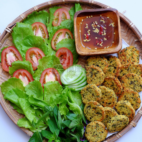 美食或者馅饼越南素食品绿色豆派加沙拉番茄和酱汁吃素的香菜零食或早餐图片