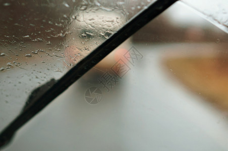 自然天气交通雨滴在车上透过湿玻璃看下雨天透过湿玻璃看路雨滴在车上图片