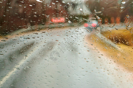 反射雨滴在车上透过湿玻璃看下雨天透过湿玻璃看路雨滴在车上旅行运动图片