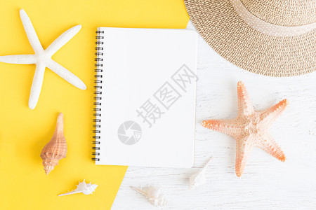 最佳白色的木上黄纸写着空白的平面笔记本和暑假的贝壳图片