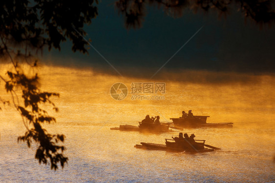 森林活动旅游者在泛ung河水库Maehongsorn最受欢迎的冬季旅游目地泰国北部游轮爱好图片