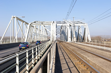 荷兰历史桥梁韦斯特尔沃市IJssel河两条铁路和车道隔开的荷兰历史桥轨第二建造图片