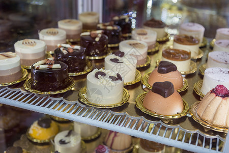 甜点巧克力站立几种甜慕斯和美味布丁几种甜慕斯和美味布丁图片