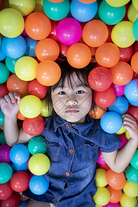 塑料球里面的小女孩图片