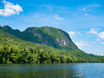 百望山森林公园泰国Kanchanaburi的AmphoeSrisawat以山树和蓝天为望向的KwaiYai河湖艾葵背景
