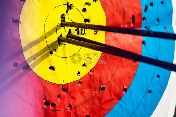 近距离接目标中轴的三箭成功射入了箭红色的竞赛分数图片