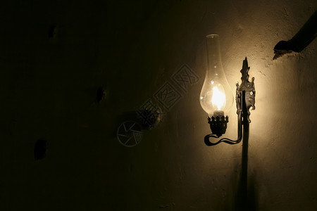 煤油木头老式的挂在村舍长墙上的燃气灯图片
