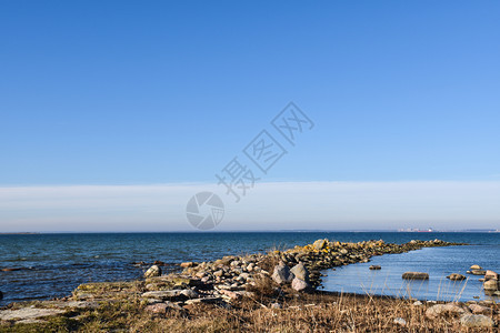 美丽的晴天波罗海瑞典群岛奥兰岸的春季景象在波罗多海地平线图片