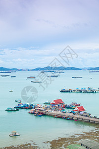 海洋后勤码头港货运和前往岛上旅行还有停泊的驳船图片