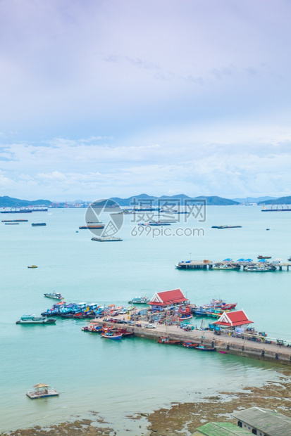 海洋后勤码头港货运和前往岛上旅行还有停泊的驳船图片