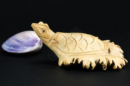 黑色背景上装饰的木甲龟目镶嵌雕刻图片