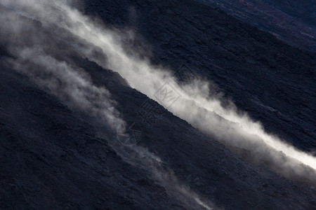 来自火山的烟雾横穿黑色背景落下值得流动图片