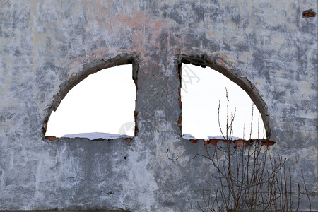 一种以半圆环形式废弃的建筑物窗外环洞裁军部的图片