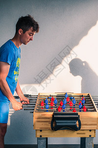 竞争者年轻少男孩和另一个球员起玩桌年轻人得开心在一起共度时光的请享用乐趣图片
