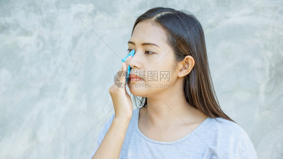 一位女士正在使用吸油纸图片