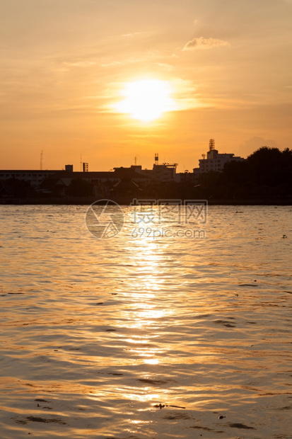 日落和河流夜晚阳光照耀着河边的反光地平线红色的户外图片