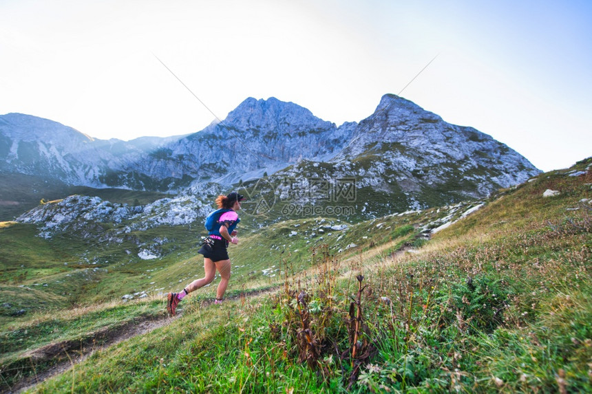 在耐力培训期间运动型山区妇女骑着小路健康跑步训练图片