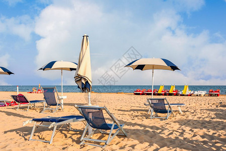 意大利Bibione比昂岛的放松和日晒海滩伞状纳达林比翁万里无云图片