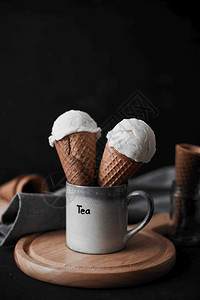 香草肠冰淇淋在华夫饼锥中香草冰淇淋柔软的奶油清爽图片