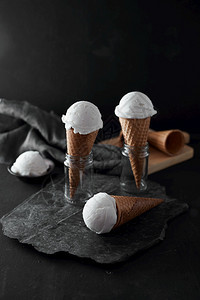 香草肠冰淇淋在华夫饼锥中香草冰淇淋甜点白色的凉爽图片
