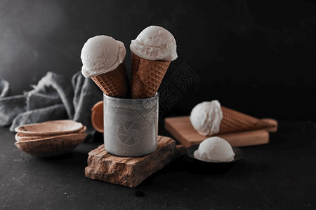 小吃香草肠冰淇淋在华夫饼锥中香草冰淇淋食物锥体图片