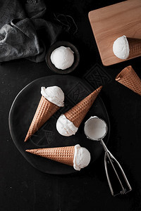 香草肠冰淇淋在华夫饼锥中香草冰淇淋冷冻食物奶油的图片