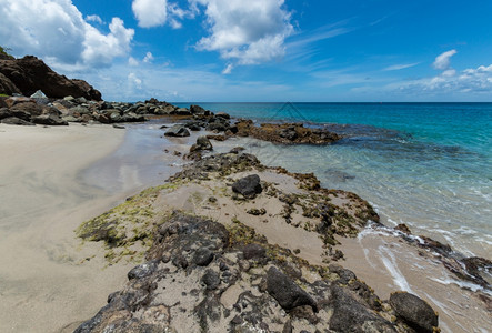 云浪潮海洋在圣卢西亚清蓝海边缘的沙岩中露天蓝海边缘的岩石图片