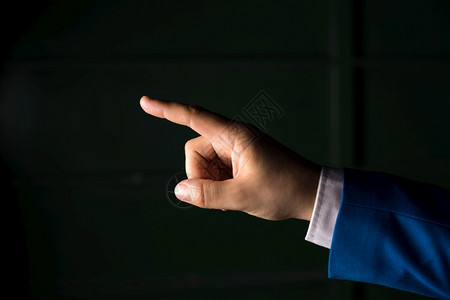 拇指白种人用手向复制空间的孤立手用指向的商业概念用手指向复制空间的孤立手用指向复制空间的商业概念黑色背景之上的孤立手推图片