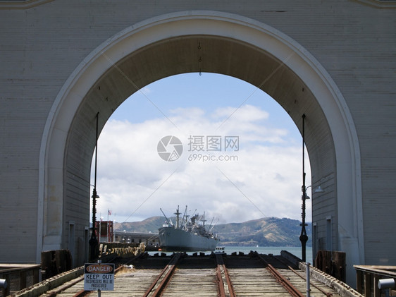 JeremiahOrsquoBrian自由船和Marin头领地的景象前拱道和地面铁路是向旧金山港发射船只的汽艇一种生锈进入图片