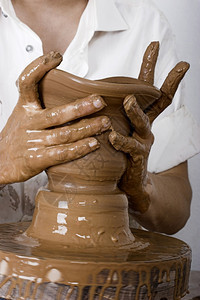 艺术更贴近的图片一个陶艺人工作股价轮活动罐图片