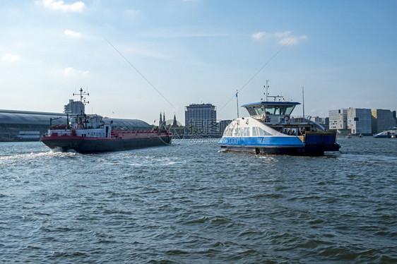 工业的建筑物从阿姆斯特丹港到荷兰国际司法学院渡轮港导航图片