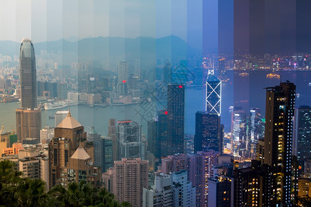 康香港的全景从最顶端维多利亚峰夜晚转之城市灯光照亮了香港平面彩色黄昏一带的市风建造辉光图片