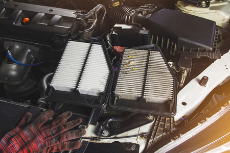 引擎汽车发动机室内底盘上装有新的和旧汽车空气过滤器的汽车空气过滤器弄脏目的图片